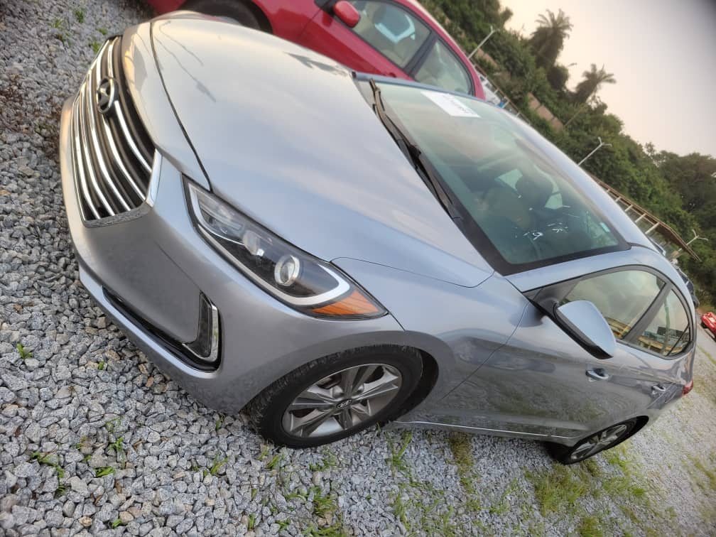 
								Hyundai Elantra 2017 full									