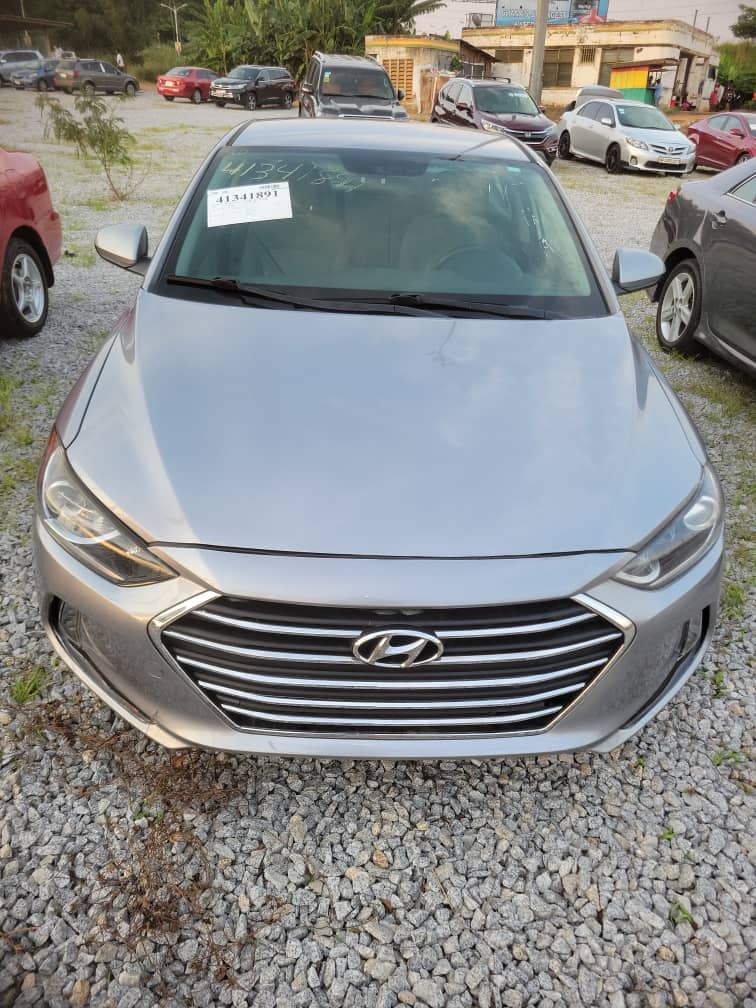 
								Hyundai Elantra 2017 full									