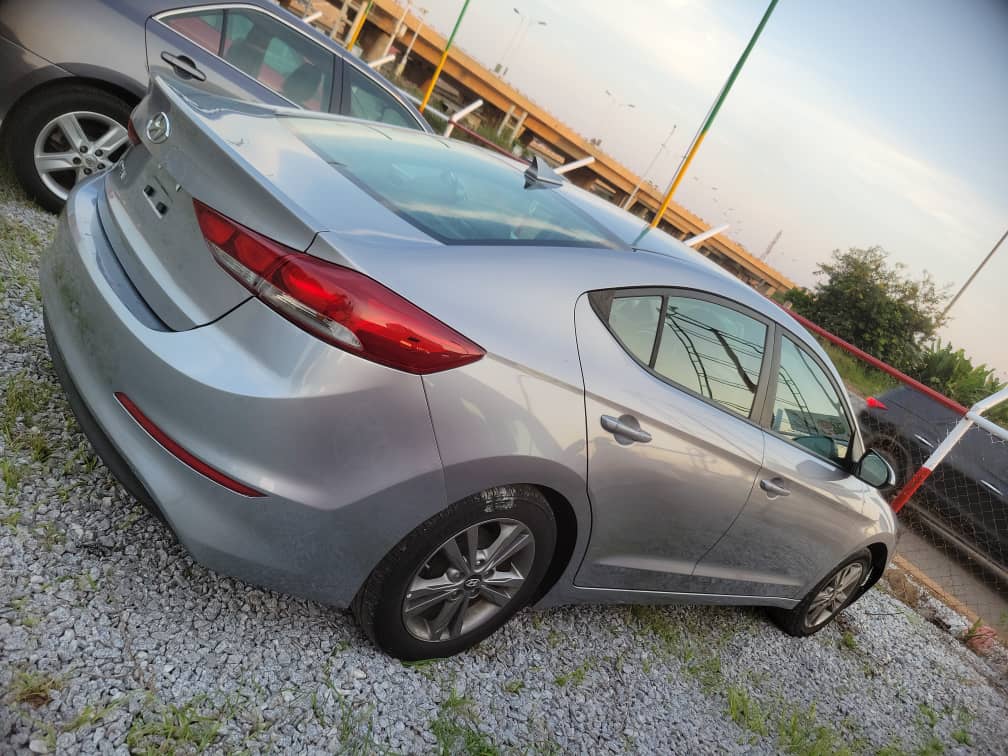 
								Hyundai Elantra 2017 full									