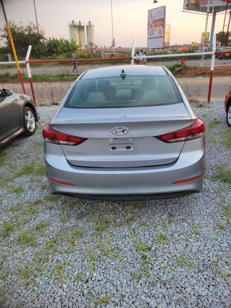 
								Hyundai Elantra 2017 full									