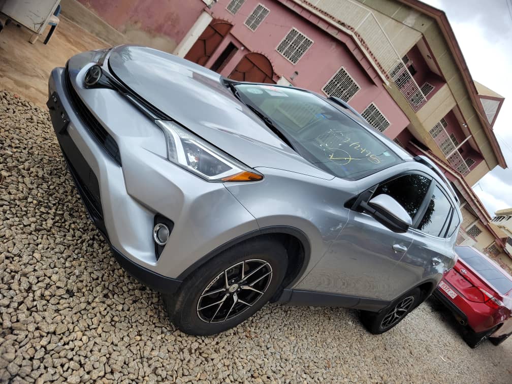 
								2018 Toyota rav4 full									