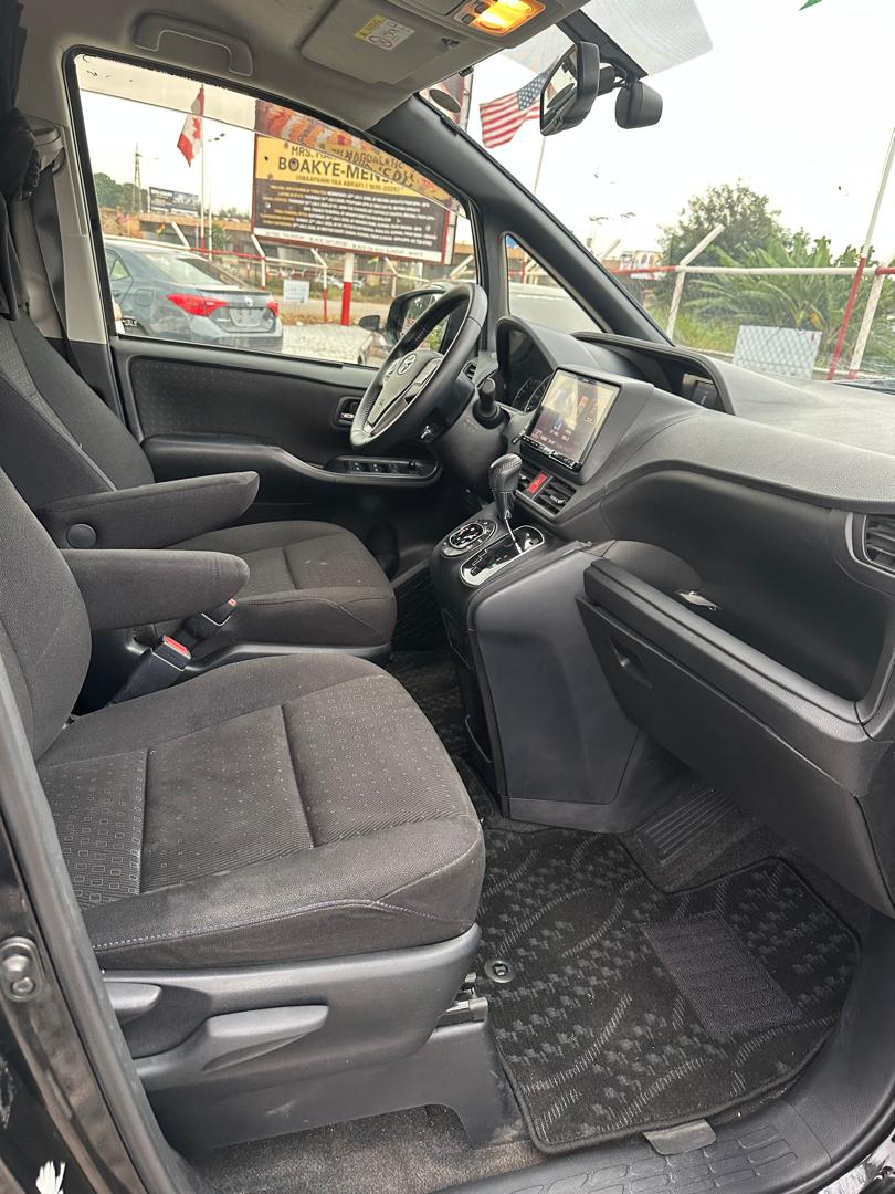 
								2018 Toyota Voxy full									