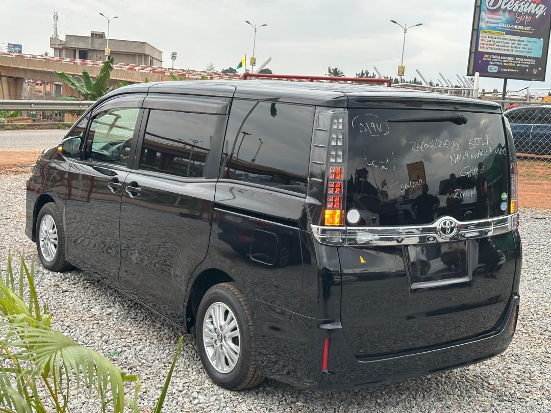 
								2018 Toyota Voxy full									