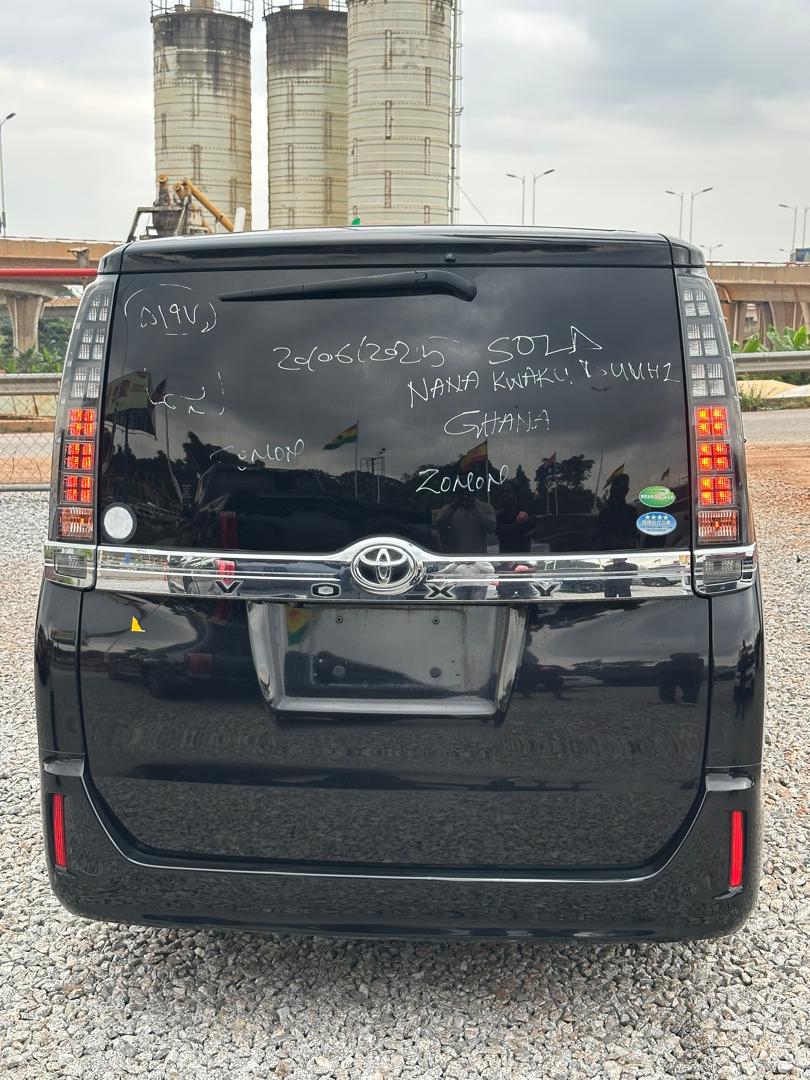 
								2018 Toyota Voxy full									