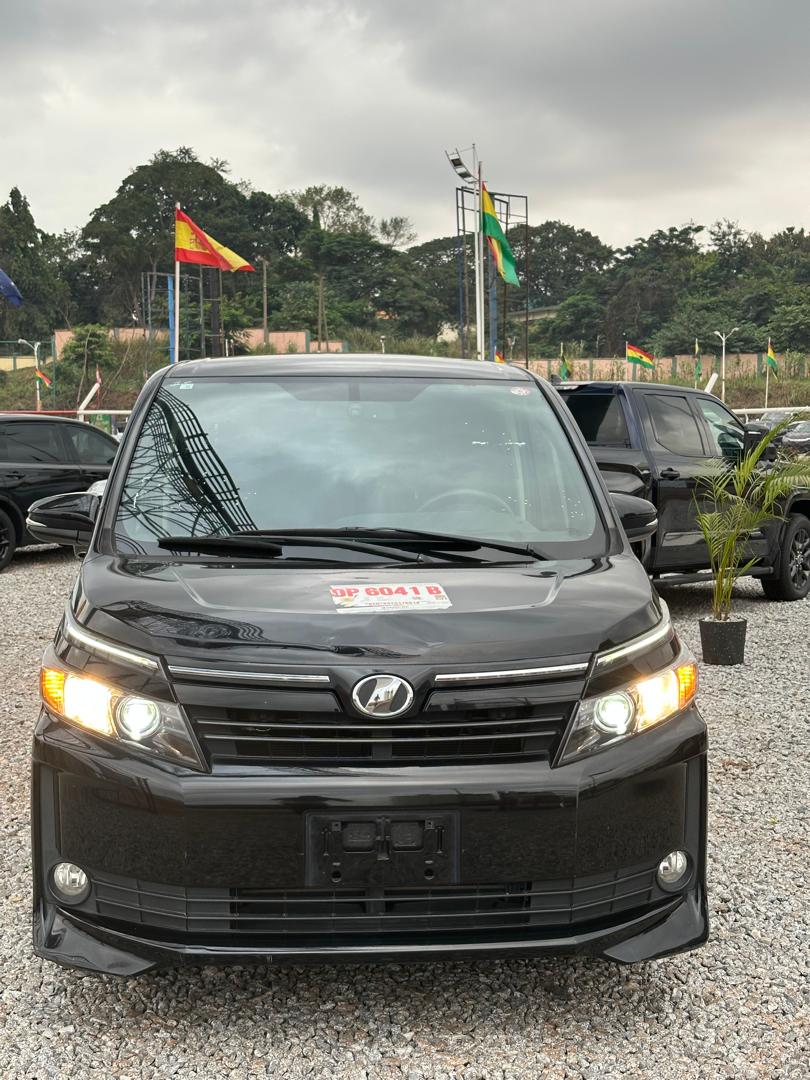 
								2018 Toyota Voxy full									